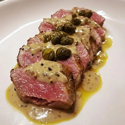 Noix de veau, sauce au thon et feuilles de câpre image