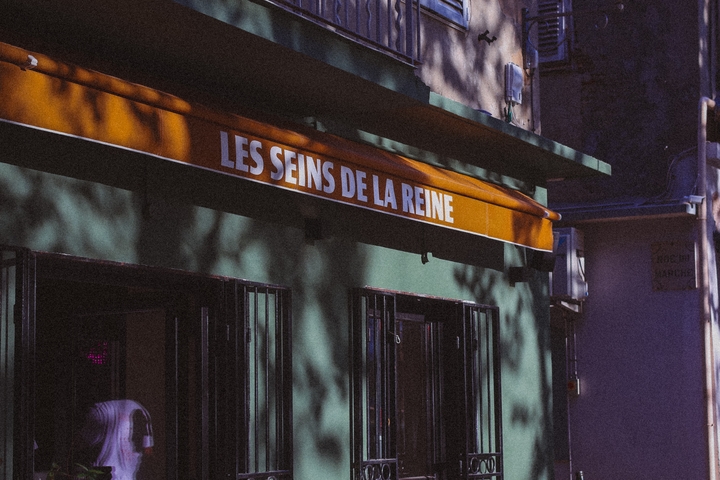 Les Seins de la Reine image header